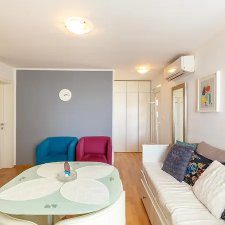 아파트 Two Bedroom Sunny *