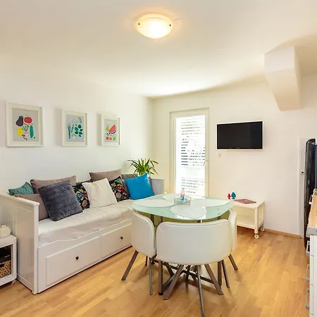 아파트 Two Bedroom Sunny