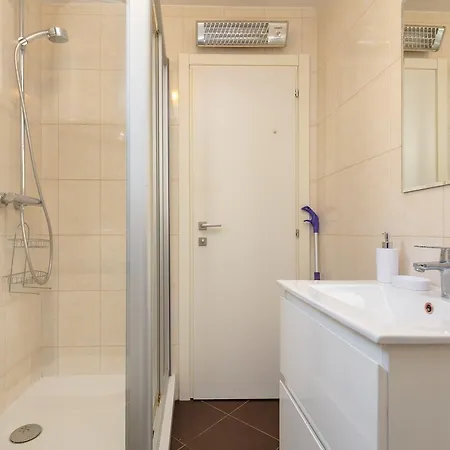 Two Bedroom Sunny *