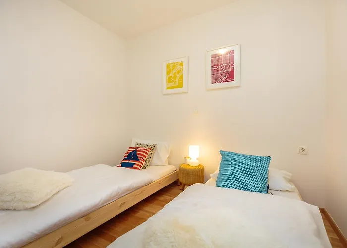 Two Bedroom Sunny 아파트 *