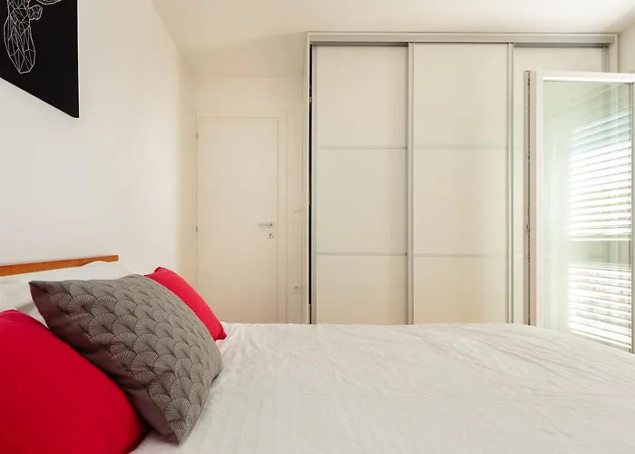 Two Bedroom Sunny 아파트 *