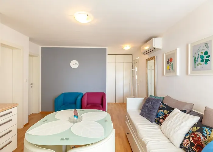 アパート Two Bedroom Sunny *