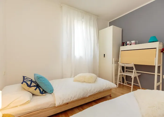 아파트 Two Bedroom Sunny