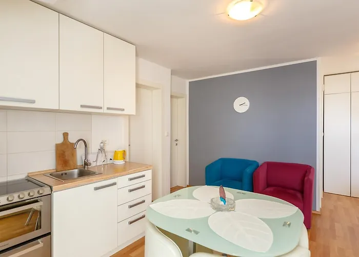 아파트 Two Bedroom Sunny *